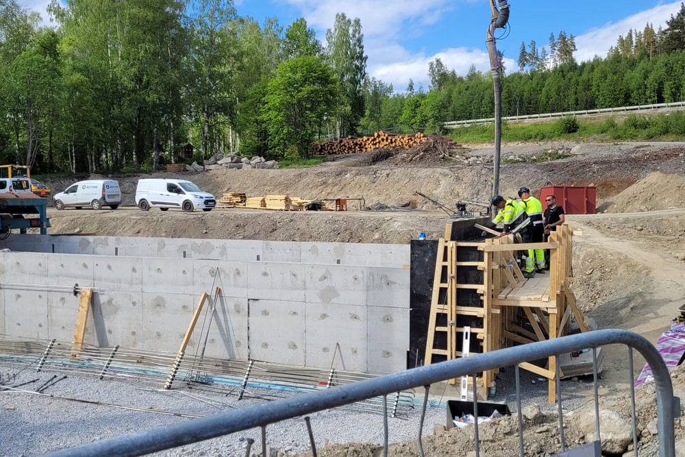 Arbetsplats med byggarbetare