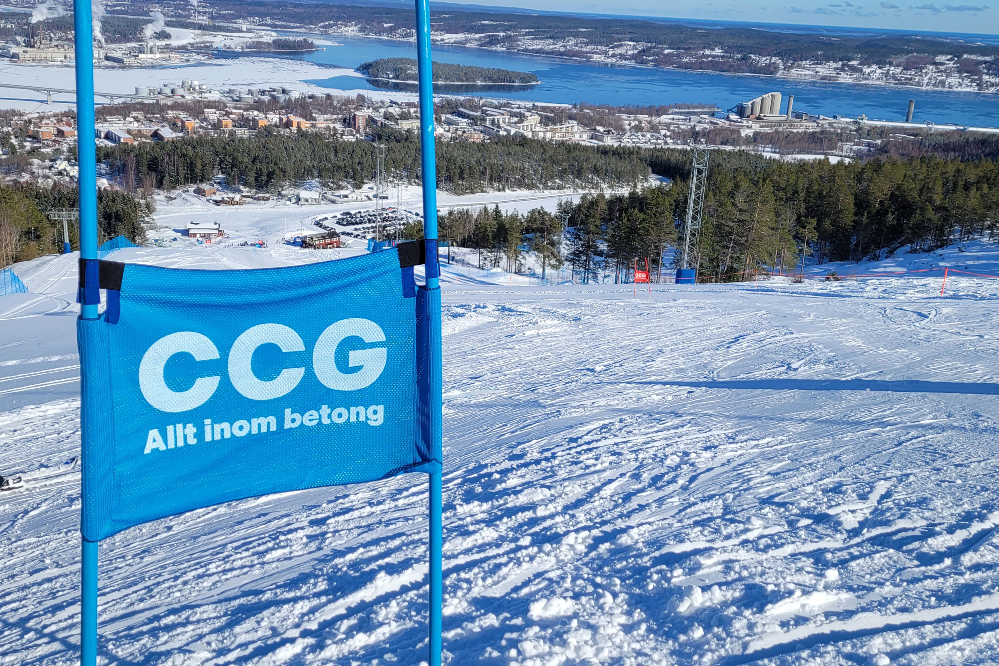 CCGs logga i en skidbacke